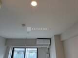ハイズ三ノ輪2 エアコン完備で明るい1K部屋の天井と窓の様子