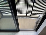 ハイズ三ノ輪2 採光ルーバー付きのバルコニーから室内を見た開放的な空間