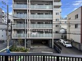 ハイズ三ノ輪2 前面道路から見たマンション外観と駐車場の様子