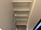 ハイズ三ノ輪2 調整可能な棚板が備わった収納スペース