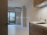 ハイズ三ノ輪2 木目調のキッチンと開放的なリビングダイニング空間