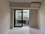 ハイズ三ノ輪2 白い床と明るい空間のバルコニー付き洋室