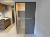 ハイズ三ノ輪2 キッチンから繋がる開放的な玄関と収納スペースの様子