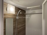 ハイズ三ノ輪2 木目調パネルを使用したモダンなバスルーム