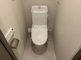 ハイズ三ノ輪2 白を基調とした清潔感あるトイレ空間、温水洗浄便座付き