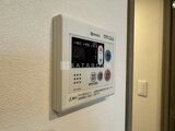 ハイズ三ノ輪2 給湯器のリモコンパネルが壁に設置された様子