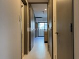 ハイズ三ノ輪2 明るい廊下から玄関と各部屋へアクセスする間取りの様子