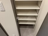 ハイズ三ノ輪2 照明付きの棚板が備わった玄関収納の内部