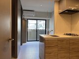 ハイズ三ノ輪2 温かみのある木製キッチンとバルコニーへ繋がる明るいLDK空間