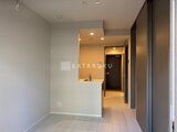 ハイズ三ノ輪2 キッチンカウンター付きの明るいリビングダイニング空間