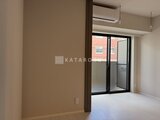 ハイズ三ノ輪2 バルコニーへつながるガラス戸を備えた明るいリビング
