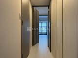 ハイズ三ノ輪2 明るい廊下から広いリビングへ続く空間の様子