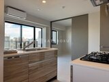 ハイズ三ノ輪2 開放的な眺望が広がるキッチンと居室が一体のリビングダイニング