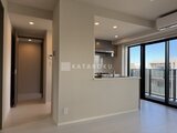 ハイズ三ノ輪2 開放的なリビングダイニングとキッチンが一体となった空間