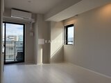 ハイズ三ノ輪2 バルコニーと窓から光が差し込む明るいリビングダイニング