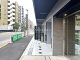 グランパセオ押上八広 前面道路から見たエントランスの様子と周辺建物