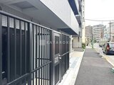 グランパセオ押上八広 前面道路から見た建物エントランスと駐車スペース