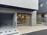 グランパセオ押上八広 モダンな石貼りファサードのエントランス