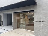 グランパセオ押上八広 モダンな石張り外壁とガラス張りエントランスが特徴的な建物外観