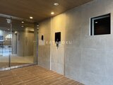 グランパセオ押上八広 建物エントランスのモダンな雰囲気のタイルと大きなガラスドア
