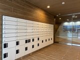 グランパセオ押上八広 木目調の壁とメールボックスがあるエントランスホール