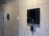グランパセオ押上八広 大理石調のタイル壁に設置された浴室用の設備機器