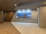 グランパセオ押上八広 下見板張りと土間タイルで構成されたモダンなエントランスホール