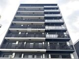 グランパセオ押上八広 深色タイルとバルコニーが特徴的なモダンな建物外観