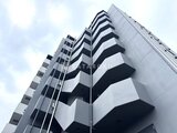 グランパセオ押上八広 白を基調とした現代的な建物を下から見上げた外観