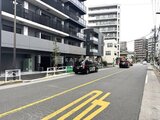 グランパセオ押上八広 前面道路から見た建物外観と商業スペース