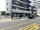 グランパセオ押上八広 前面道路から見たモダンなデザインの建物外観