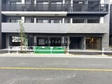 グランパセオ押上八広 前面道路から見た建物1階の店舗スペースと上階住戸