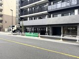 グランパセオ押上八広 モダンな外観のマンション建物と前面道路の様子