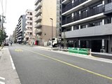 グランパセオ押上八広 前面道路から見た建物外観と周辺街並み