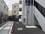 グランパセオ押上八広 駐輪場と建物エントランスが配置された共用部の様子