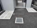 グランパセオ押上八広 駐車場の広い床面とスロープが見える共用部分