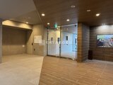 グランパセオ押上八広 木調床と間接照明が落ち着いた印象の共用エントランスホール