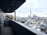 グランパセオ押上八広 開放的なバルコニーから眺める東京スカイツリーと都市景観