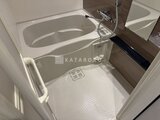グランパセオ押上八広 白を基調とした浴室全体、浴槽と手すり付きの広めのバスルーム