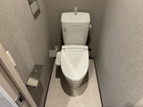 グランパセオ押上八広 温白色の壁に囲まれたモダンな印象のトイレ空間