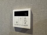 グランパセオ押上八広 白を基調とした給湯器のリモコンパネル