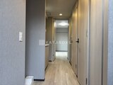 グランパセオ押上八広 木目調の扉が並ぶモダンな廊下空間