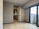 グランパセオ押上八広 開放的なバルコニーに面した1K居室とキッチンの全体像