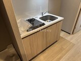 グランパセオ押上八広 コンロとシンクが並ぶコンパクトなキッチンスペース