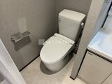 グランパセオ押上八広 温白色系でまとめたトイレ室内、ウォシュレット付きの洋便器