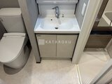 グランパセオ押上八広 洗面台とトイレが配置された清潔感のある洗面所