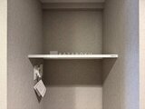 グランパセオ押上八広 壁面に取り付けた白いシェルフが備わった収納スペース