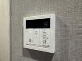 グランパセオ押上八広 壁に設置されたモダンなデザインの浴室暖房乾燥機パネル