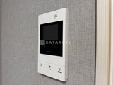 グランパセオ押上八広 壁に取り付けられた白いモニター付きインターフォン