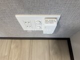 グランパセオ押上八広 天井に設置された複数のコンセントと照明スイッチ